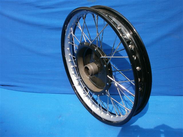 Rad R51/3,67,67/2,67/3,68 neu
- neue Radnabe 
- neue Speichen
- neue original lackierte Felge 
- neue Radlager und Innereien
nicht lieferbar