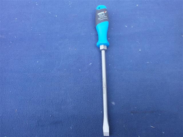 Gedore 2154 12 Schraubendreher mit Schlitz
Klinge: 12 x 2,0 mm
Klingendurchmesser: 9,0 mm
Gesamtlänge: 320 mm
Klingenlänge: 200 mm
Schlüsselweite Sechskant: 16 mm
Gewicht: 260 g