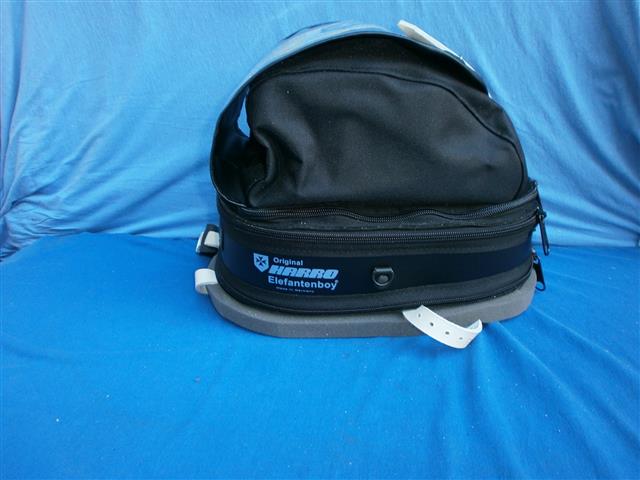 Tankrucksack Harro 416 ZK 20 Liter (35cm lang, Breit vorn 21,5cm, Breite hinten ca. 18cm)
orig. Harro beste Qualität pasend für alle BMW Modelle 1935-1970